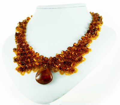 Колье из янтаря и Чешского бисера с кулоном из медового янтаря 00508