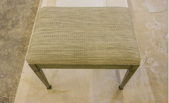 Банкетка малая на прямых точеных ножках с мягким сиденьем.