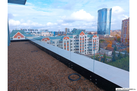 Стеклянные ограждения террасы из закаленного стекла триплекса 12мм (6+2+6) Точечные крепления стекла из полированной нержавеющей стали.