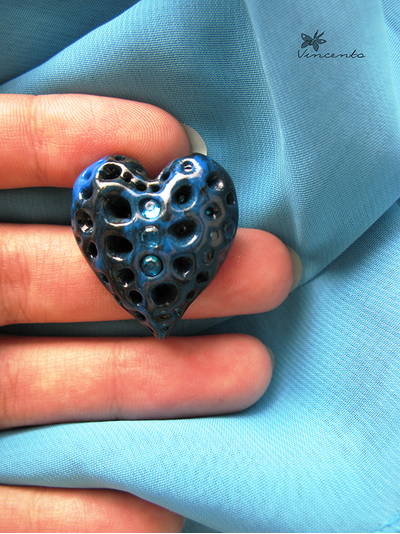 Синяя брошь "Сердце океана" - романтичное украшение в морском стиле