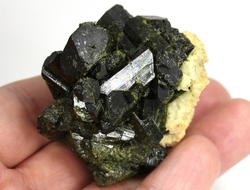 Эпидот, сросток кристаллов, Перу (47*43*42 мм, 110 г) №35870