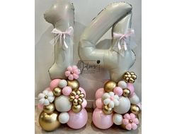 Композиция "Две цифры на подставке"