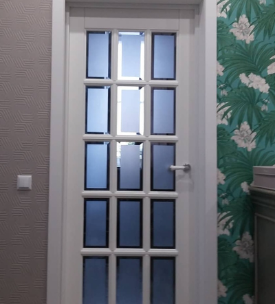 ЙОШКАР-ОЛА. МАССИВ СОСНЫ. КЛАССИКА (АНГЛИЙСКАЯ РЕШЕТКА)  ЭМАЛЬ БЕЛАЯ, ПОЛОТНО ОСТЕКЛЕННОЕ (ФАЛЬШФАЦЕТ)