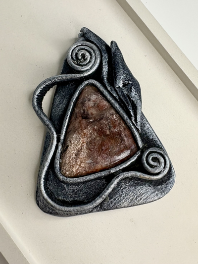 Броши из натуральных камней и кожи