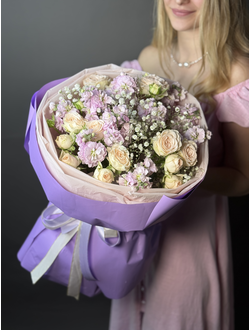 Нежный круглый букет из пионовидных роз и ароматной маттиолы