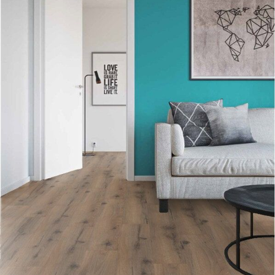 Ламинат Wineo Дуб Рустик Темно-Коричневый LA177MV4 в интерьере комнаты