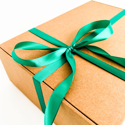 Подарочная коробка GILEV 37х26х12см с наполнителем и зелёной лентой