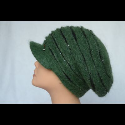 zelenaya-zhenskaya-vyazanaya-kepka-s-payetkami-vizio-6720