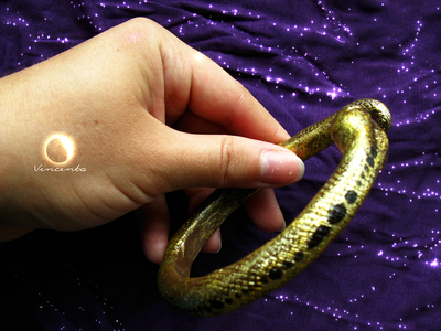 Золотая змейка. Браслет в виде змеи из полимерной глины