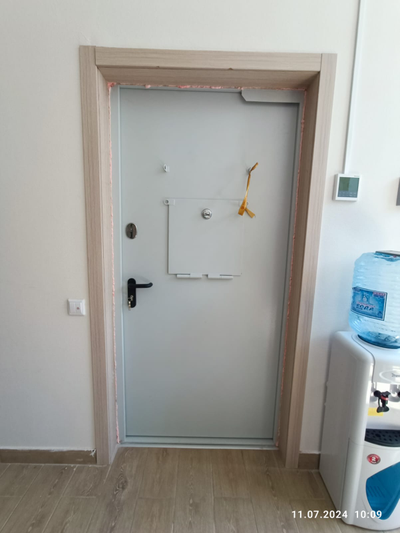 Дверь с раздаточным окном в техническом исполнении