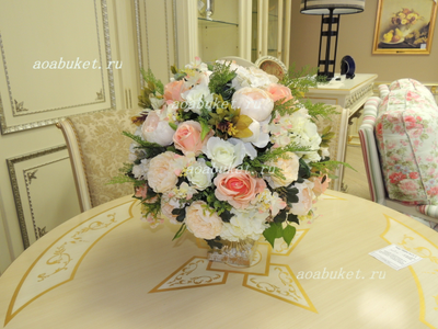 Неподражаемая композиция из искусственных цветов в оригинальной вазе № КВВ014/Купить для интерьера