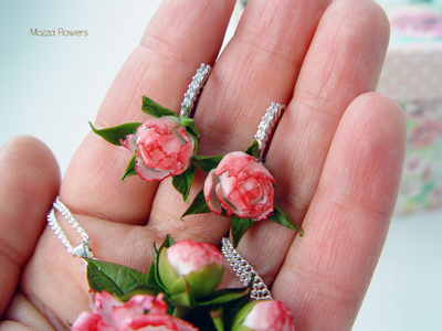 Комплект с пионами и жемчужиной.