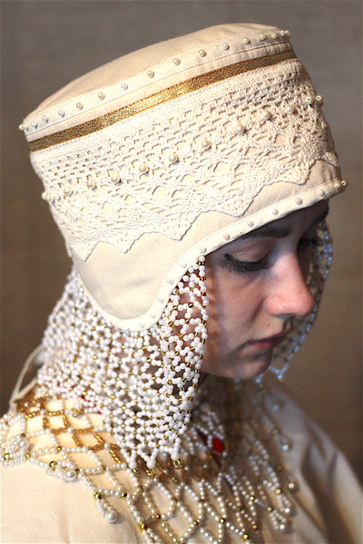 Русский народный женский головной убор "Повойник с жемчугами".