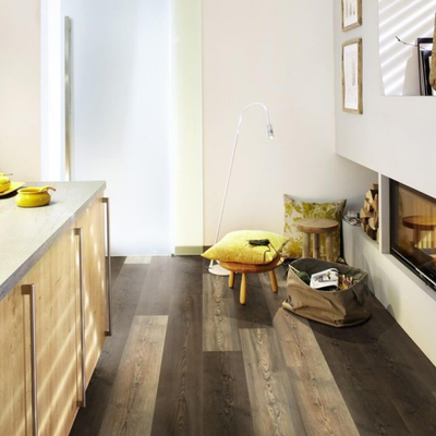 Биополы Purline Wineo 1500 Wood L Golden Pine Mixed PL077C в интерьере кухни