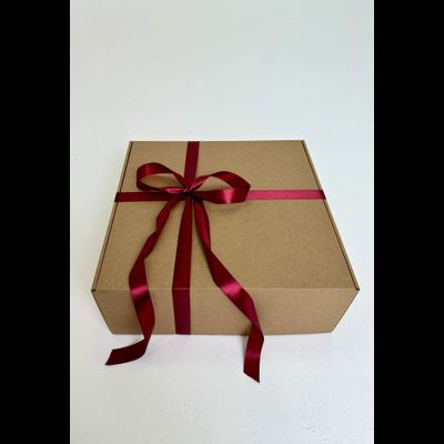 Большая подарочная коробка GILEV 37x37x14 см с бордовой лентой и наполнителем крафт