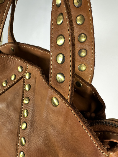 Женская сумка из натуральной вареной кожи с бахромой и заклепками Vera Pelle M&Marie 026870 CAMEL