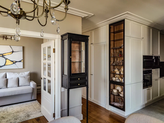 Витрина узкая на двух ножках.