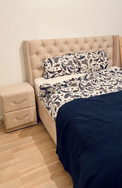 МЯГКАЯ ОДНОСПАЛЬНАЯ, ДВУСПАЛЬНАЯ КРОВАТЬ PАСКОНА, ФАНЕРНАЯ С КАРЕТНОЙ СТЯЖКОЙ, ПУГОВИЦАМИ, С ПОДЪЕМНЫМ МЕХАНИЗМОМ И БЕЛЬЕВЫМ ЯЩИКОМ