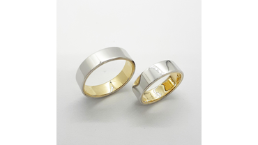 Обручальные кольца из комбинированного золота: желтое и белое.