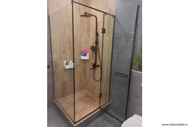 Стеклянная душевая перегородка 1000х900 с распашной дверью на петлях. Фурнитура и профили черного цвета. Петли из нержавеющей стали черного цвета