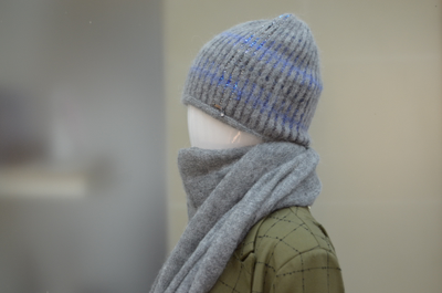 Серый палантин и шапка Vizio Италия зима 2023