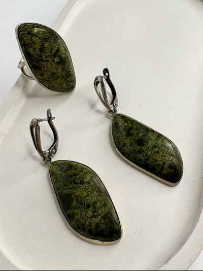 Серьги и кольцо из змеевика