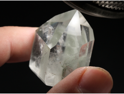 Кварц горный хрусталь с фантомами и хлоритом, кристалл полированный, Бразилия (33*28*20 мм, 26 г) №36848