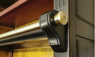 Библиотека модульная с лестницей с нижней тумбой.