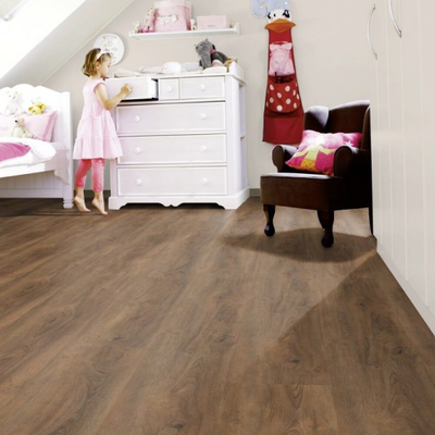 Виниловый пол Wineo 800 Wood XL Cyprus Dark Oak DLC00066 в интерьере детской комнаты