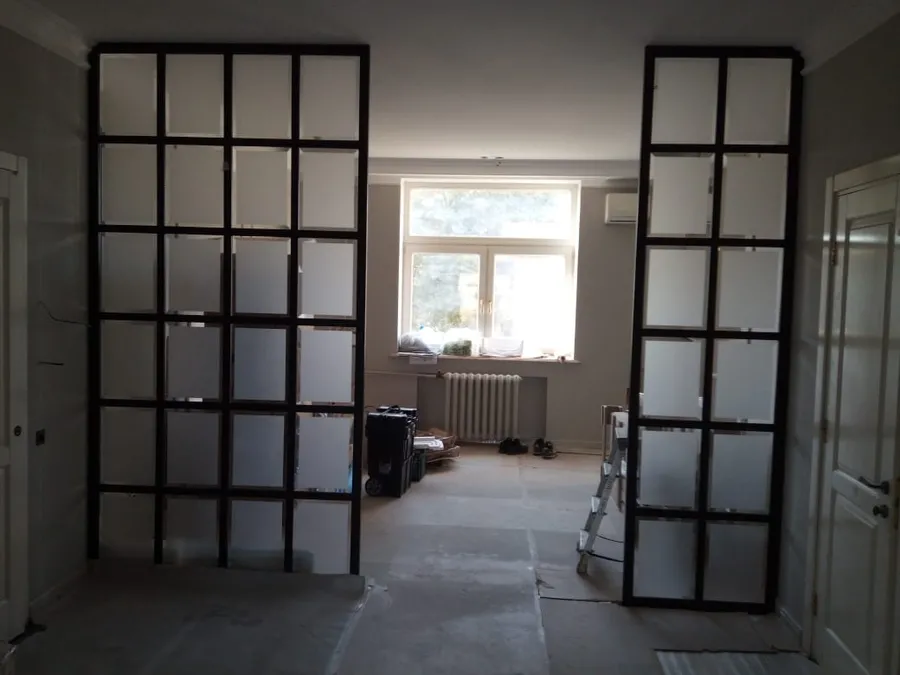 Стационарная перегородка для деления пространства комнаты