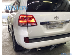 Cтопы Toyota Land Cruiser 200 07-15 в стиле 21 года LED (красные с белым низом)