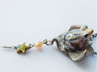 "Поймавшая звезду". Бохо-подвеска с лягушкой, барочным жемчугом и гематитовой звёздочкой