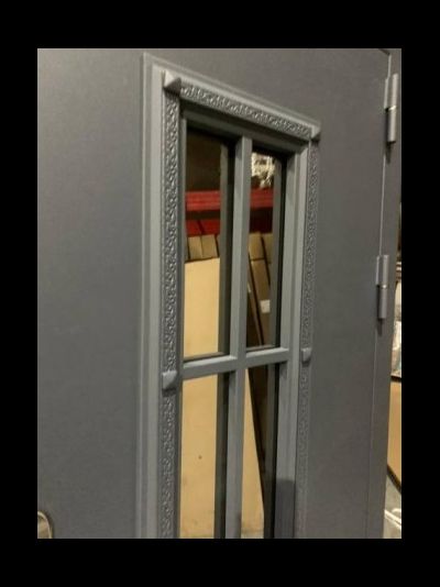 АГОРА 95 (ТРЕХКОНТУРНАЯ). МУАР СЕРЫЙ/ БЕЛЫЙ МАТОВЫЙ. ДВУХКАМЕРНЫЙ СТЕКЛОПАКЕТ. НАДЕЖНАЯ ВХОДНАЯ ДВЕРЬ