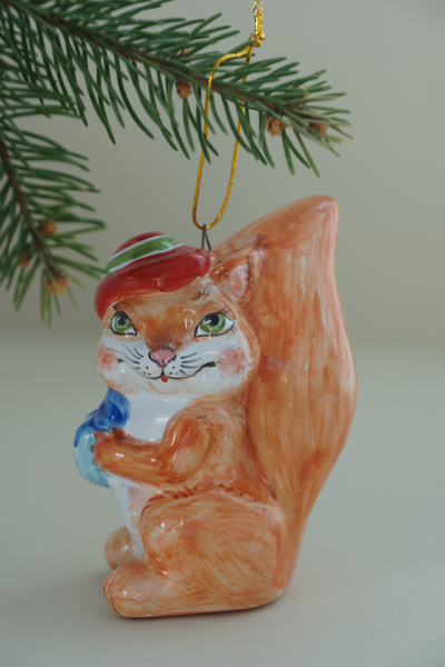 Белочка с подарком