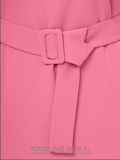 Розовое платье с треугольным вырезом горловины и пышными рукавами