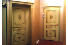 Декоративные резные элементы и патина на дверном полотне