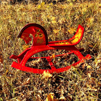 Лошадка качалка детская с ручной авторской росписью красный фон