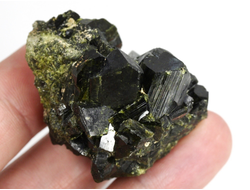 Эпидот, сросток кристаллов, Перу (45*32*34 мм, 63 г) №35865