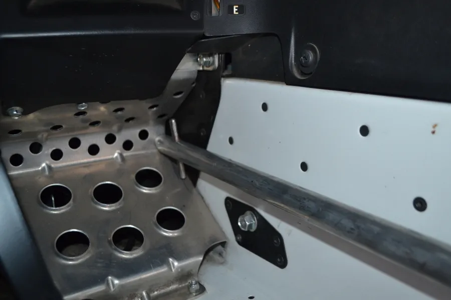 Общий вид (конус подъемника заходит в отверстие подножки)