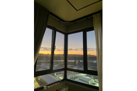 Внутренняя ламинация и ламинация торца — по желанию клиента: подобраны под интерьер квартиры.

Скрытая фурнитура (петли). Выбрана специально для гармоничного сочетания с ламинацией — петли не нарушают эстетику окрашенных поверхностей.