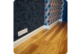 Изысканная геометрия: установка белого плинтуса Dollken Cubu Hamburg Style создает элегантные геометрические линии, подчеркивающие современный характер интерьера.