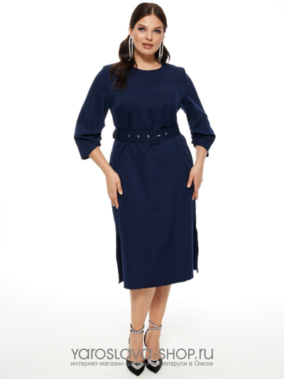 Деловое платье в классическом стиле темно-синего оттенка с поясом