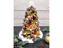 Новогодняя елка из орехов и сухофруктов