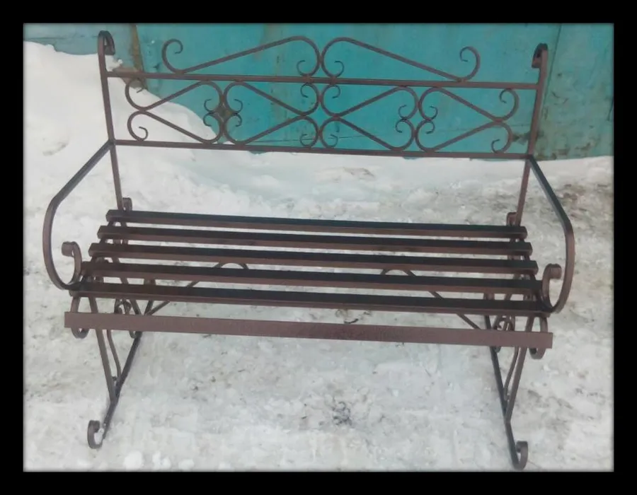 Лавка Ажур 2                              
Сиденье 1м  труба профильная 40*20;  
 Спинка труба профильная 15*15
Цена - 6600 (с лаком+7100) р. за п.м.