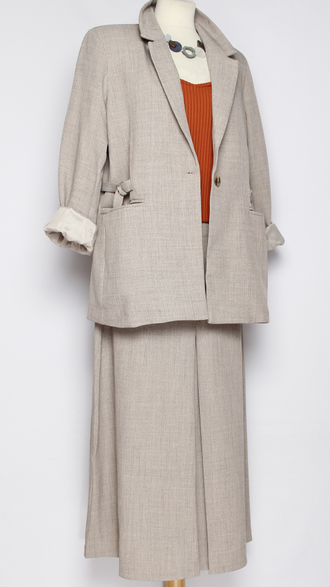 КОСТЮМ ЖАКЕТ И ЮБКА "ШЛЁВКИ ПО БОКАМ" бежевый р.48-54