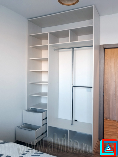 Шкаф встроенный со складными дверями и распашной створкой