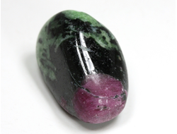 Корунд красный в цоизите, галтовка (светится в УФ), Танзания (29*19*16 мм, 16,6 г) №35185