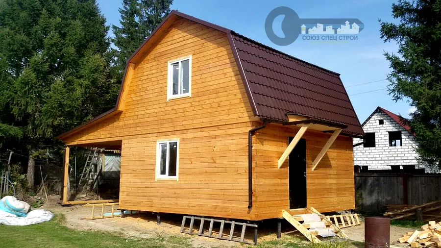Дачный дом из бруса с навесом для автомобиля