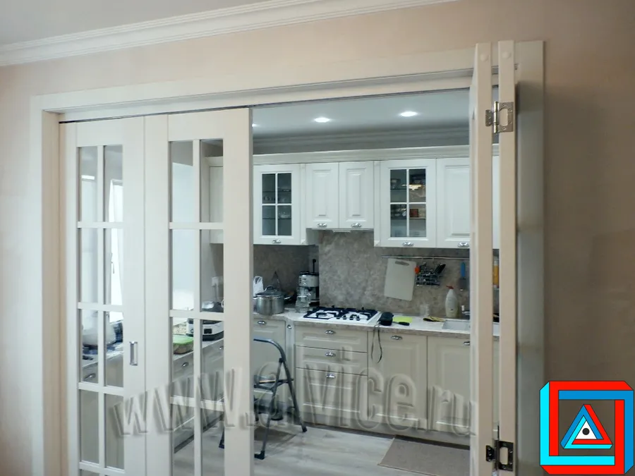 Разделяет кухонную зону от зоны гостинной