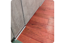 Алюминиевый плинтус ПЛ 40 после монтажа — стильный акцент в дизайне помещения.